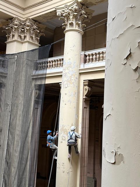 Tareas de restauración en el Salón de los Pasos Perdidos.