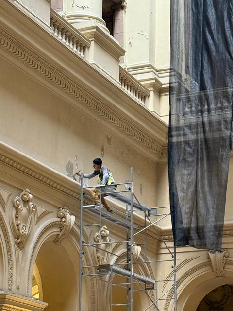 Tareas de restauración en el Salón de los Pasos Perdidos.