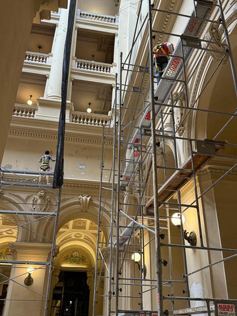 Tareas de restauración en el Salón de los Pasos Perdidos.