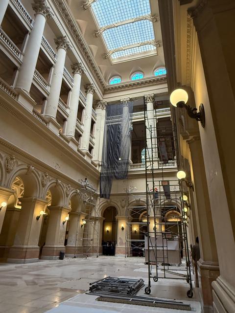 Tareas de restauración en el Salón de los Pasos Perdidos.