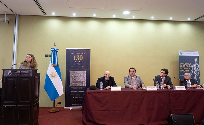 Andrea Colussi, coordinadora del departamento de Docencia, Investigación y Bioética, presentó la nueva edición de la revista Cuadernos Argentinos de Ciencias Forenses